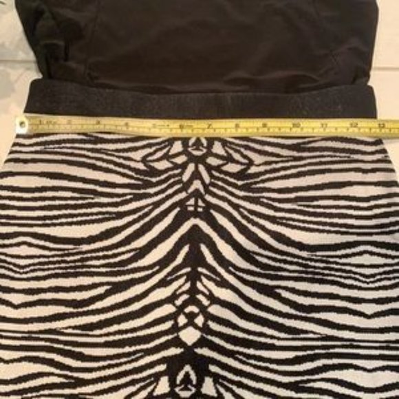 EUC🌸John & Jenn Zebra Print Knitwear Skirt - Picture 7 of 17
